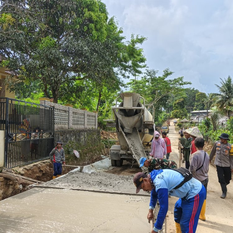 Satgas Karya Bakti TNI Bersama Warga Laksanakan Pengecoran Jalan di Desa Kramatjaya