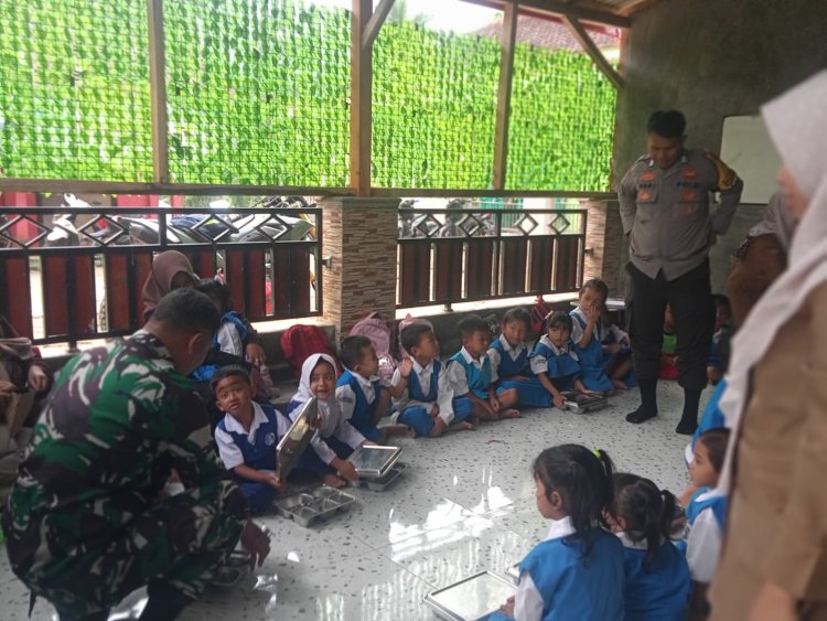 Babinsa Koramil 0105/Mandalawangi Laksanakan Pendampingan Program Makan Bergizi Gratis (MBG) di Wilayah Kecamatan Mandalawangi