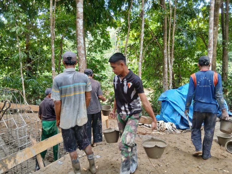 Sinergitas TNI dan Warga Lanjutkan Pengecoran Tiang Pancang Jembatan Gantung di Sungai Cibaliung