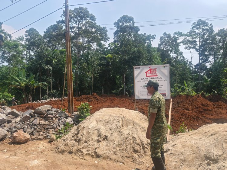 Babinsa Koramil 0110/Labuan Laksanakan Monitoring dan Pengawasan Pembangunan Program KDKMP di Desa Cinoyong