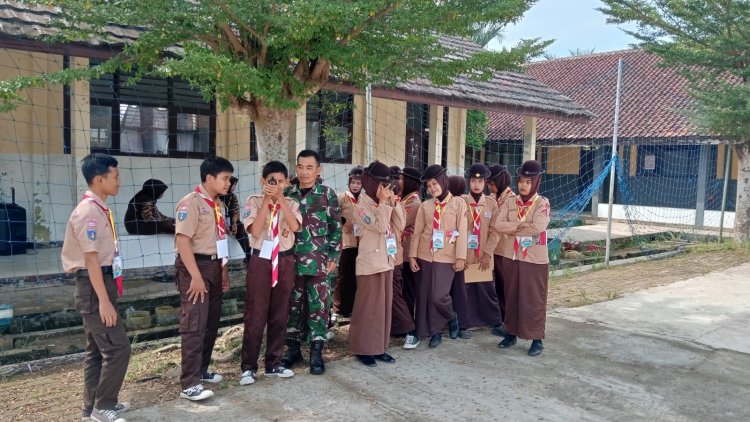 Babinsa Koramil 0111/Pagelaran Berikan Materi Navigasi Darat Kompas kepada Peserta Perjusami di SMKN 9 Pandeglang