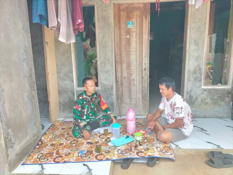 Babinsa Koramil 0105/Mandalawangi Laksanakan Komsos dan Monitoring Wilayah di Desa Kurungkambing