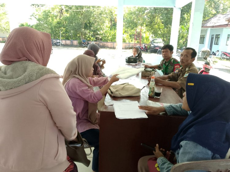 Babinsa Koramil 0117/Panimbang Laksanakan Komsos Dampingi Masyarakat Dalam Pengurusan Akta Kelahiran