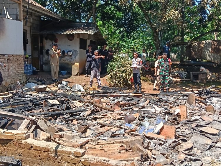 KEGIATAN BABINSA KORAMIL 0103/BANJAR DALAM PENANGANAN BENCANA KEBAKARAN RUMAH WARGA