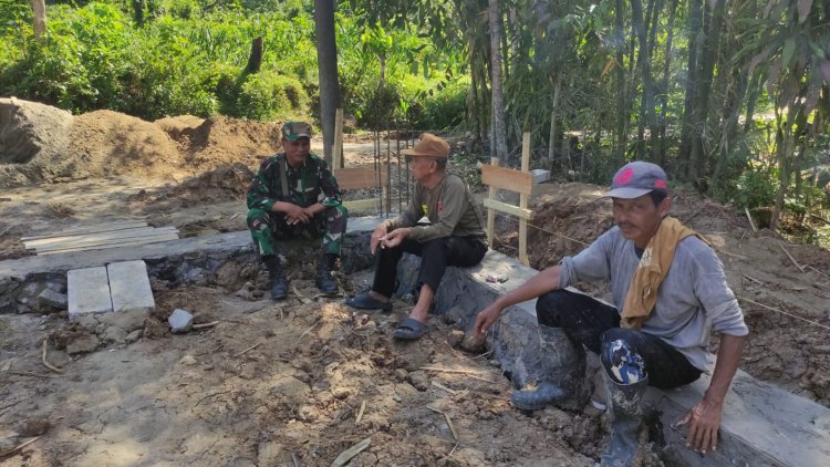 Babinsa Koramil 0111/Pagelaran Laksanakan Komsos Bersama Mantan Tokoh Masyarakat di Desa Pasirgadung