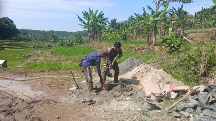 Babinsa Koramil 0114/Cigeulis Bersama Warga Laksanakan Gotong Royong Perbaikan Jembatan di Kp. Cimandahan