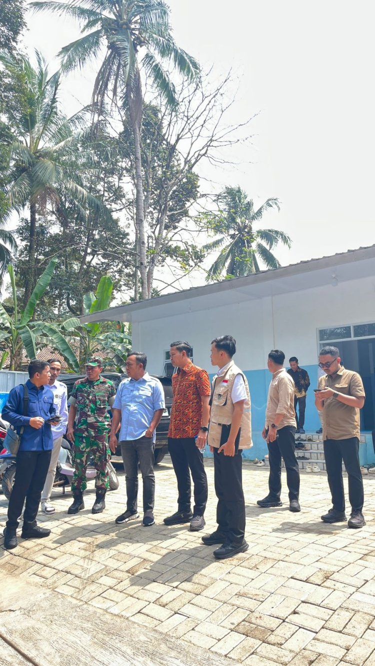 Babinsa Koramil 0103/Banjar Hadiri Kunjungan Kerja DPR RI Komisi X ke Dapur SPPG di Desa Saninten