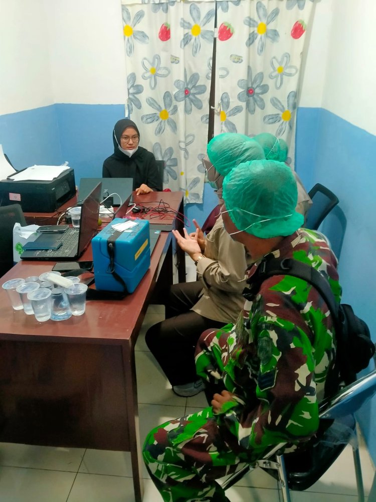 Babinsa Koramil 0101/Pandeglang Laksanakan Pengecekan Sampel Makanan MBG Bersama PKM Majasari di Kelurahan Karaton