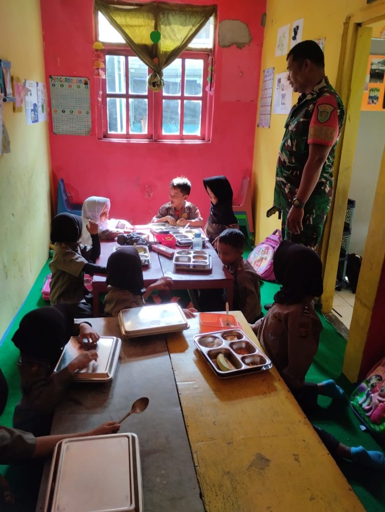 KEGIATAN PENDAMPINGAN MAKAN BERGIZI GRATIS (MBG) OLEH BABINSA KORAMIL 0105/MANDALAWANGI
