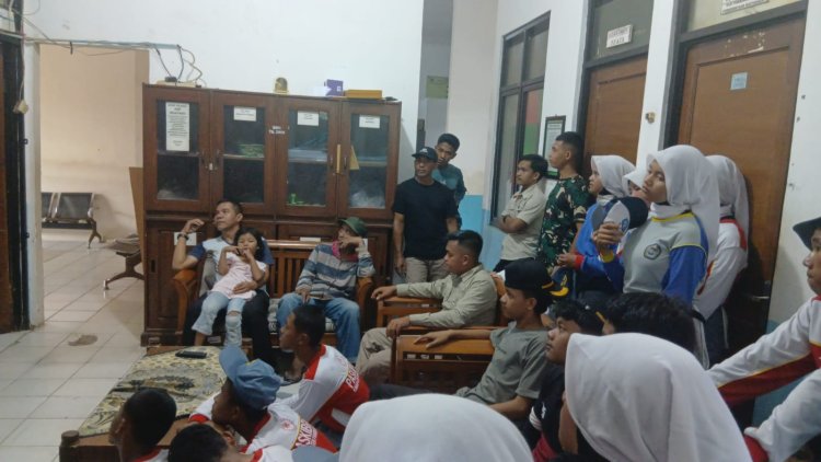 BABINSA KORAMIL 0104/CIMANUK BERSAMA WARGA DAN PASKIBRA GELAR NOBAR PIALA DUNIA 2026