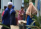Warga Kampung Pangburangan Antusias Antre Air Bersih dari Sumur Bor TMMD Ke-129 Kodim 0601/Pandeglang