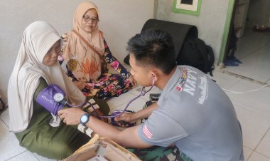 Personel Kesehatan Satgas TMMD Berikan Pelayanan Kesehatan Gratis, Warga Desa Pasirgadung Antusias Periksa Kesehatan