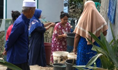 Warga Kampung Pangburangan Antusias Antre Air Bersih dari Sumur Bor TMMD Ke-129 Kodim 0601/Pandeglang