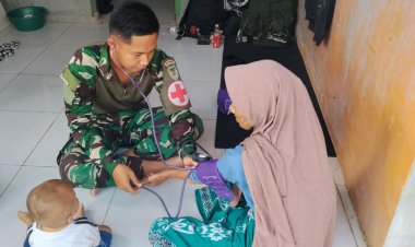Personel Kesehatan Satgas TMMD Ke-129 Sigap Layani Warga yang Mengeluh Pusing di Desa Pasirgadung