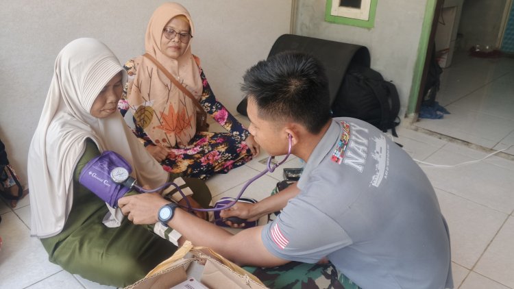 Personel Kesehatan Satgas TMMD Berikan Pelayanan Kesehatan Gratis, Warga Desa Pasirgadung Antusias Periksa Kesehatan