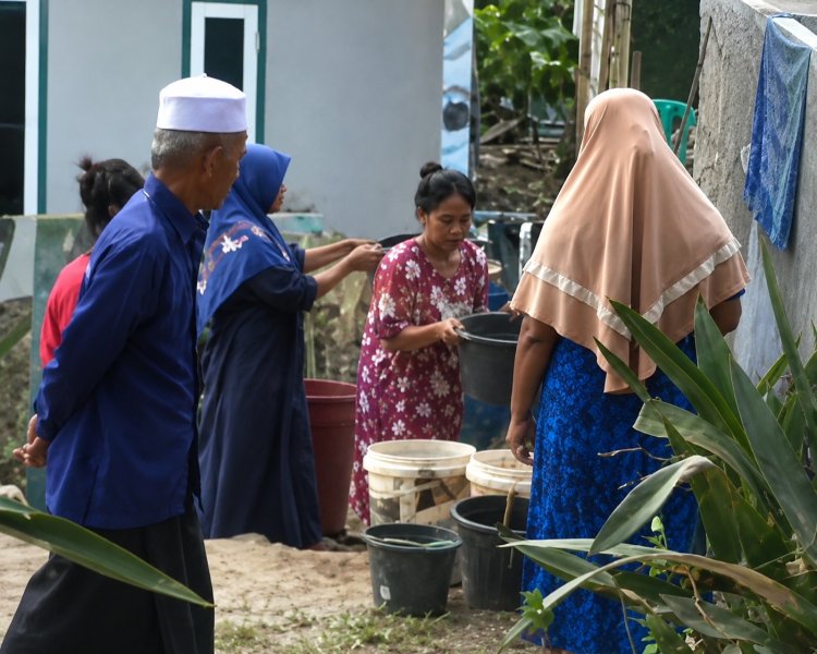 Warga Kampung Pangburangan Antusias Antre Air Bersih dari Sumur Bor TMMD Ke-129 Kodim 0601/Pandeglang