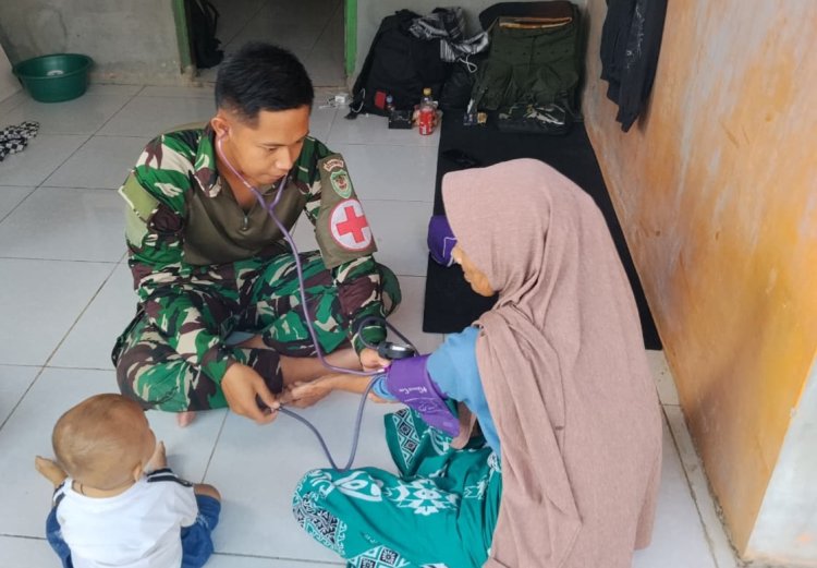 Personel Kesehatan Satgas TMMD Ke-129 Sigap Layani Warga yang Mengeluh Pusing di Desa Pasirgadung