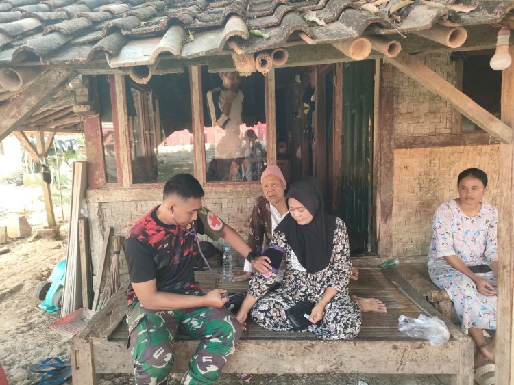 Personel Kesehatan Satgas TMMD Ke-129 Laksanakan Pendataan dan Pemeriksaan Kesehatan Lansia di Desa Pasirgadung