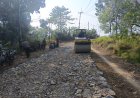 Satgas TMMD Ke-129 Kodim 0601/Pandeglang Terus Genjot Pemerataan Pengerasan Jalan Menggunakan Alat Berat di Desa Pasirgadung