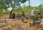 Personel Satgas TMMD Ke-129 Kodim 0601/Pandeglang Tinjau Debit Air Sumur Bor Titik Kedua Bersama Warga Kampung Kaducalung