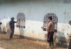 Anggota Satgas TMMD Ke-129 Kodim 0601/Pandeglang Laksanakan Perehaban Masjid sebagai Sasaran Tambahan Fisik TMMD di Desa Pasirgadung