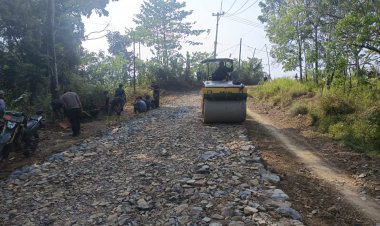 Satgas TMMD Ke-129 Kodim 0601/Pandeglang Terus Genjot Pemerataan Pengerasan Jalan Menggunakan Alat Berat di Desa Pasirgadung