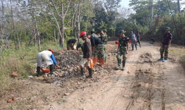 Anggota Satgas TMMD Ke-129 Bersama Warga Tetap Semangat Bekerja Meski Terik Matahari Menyengat di Desa Pasirgadung