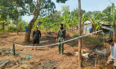 Personel Satgas TMMD Ke-129 Kodim 0601/Pandeglang Tinjau Debit Air Sumur Bor Titik Kedua Bersama Warga Kampung Kaducalung