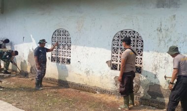 Anggota Satgas TMMD Ke-129 Kodim 0601/Pandeglang Laksanakan Perehaban Masjid sebagai Sasaran Tambahan Fisik TMMD di Desa Pasirgadung