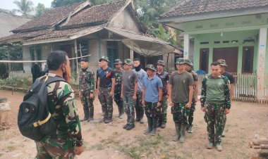 JELANG PELAKSANAAN SASARAN TAMBAHAN FISIK, SATGAS TMMD KE-129 KODIM 0601/PANDEGLANG GELAR APEL DI DEPAN LOKASI KEGIATAN
