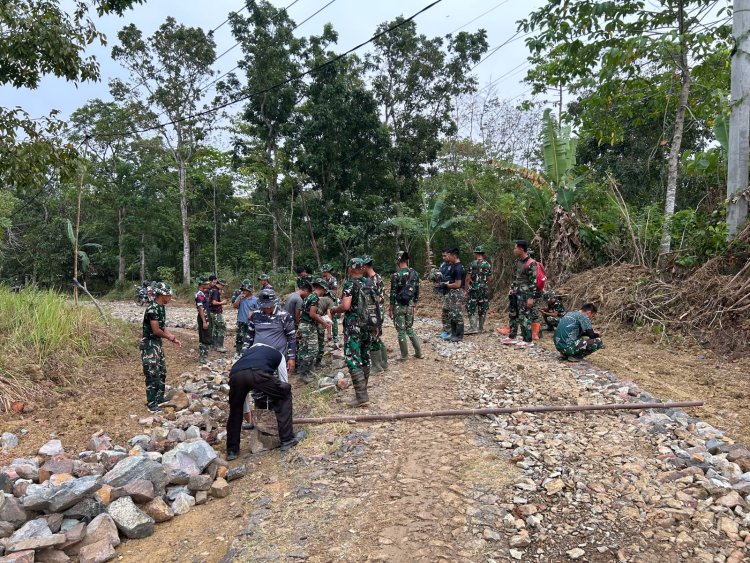 SATGAS TMMD KE-129 KODIM 0601/PANDEGLANG HARI KE-18 TERUS GENJOT PEMBUKAAN DAN PENGERASAN JALAN DI DESA PASIRGADUNG