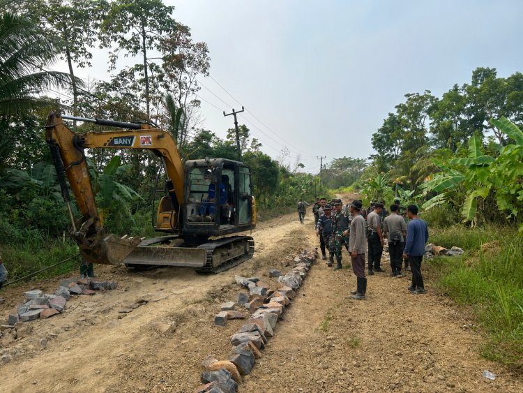 Hari Ke-19 TMMD Ke-129 Kodim 0601/Pandeglang, Satgas Bersama Masyarakat dan Alat Berat Terus Kebut Pembukaan serta Pengerasan Jalan di Desa Pasirgadung