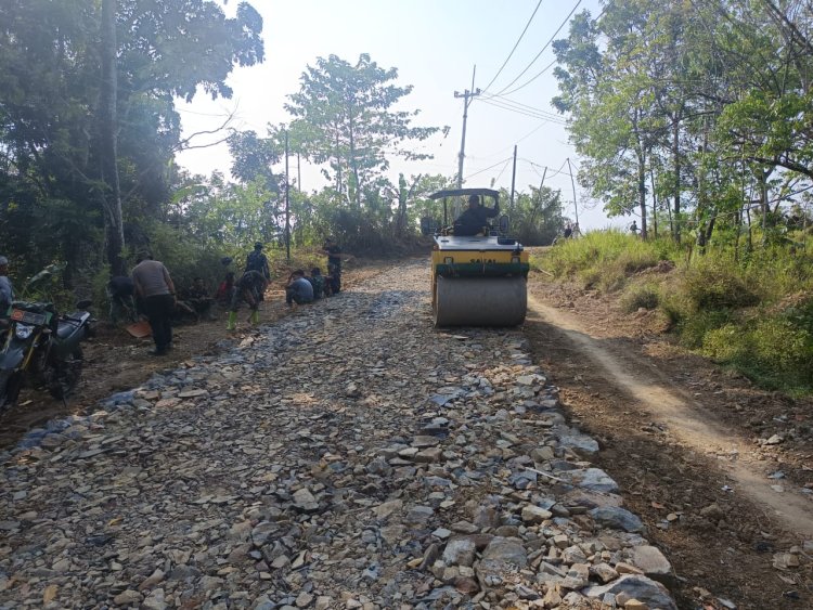Satgas TMMD Ke-129 Kodim 0601/Pandeglang Terus Genjot Pemerataan Pengerasan Jalan Menggunakan Alat Berat di Desa Pasirgadung