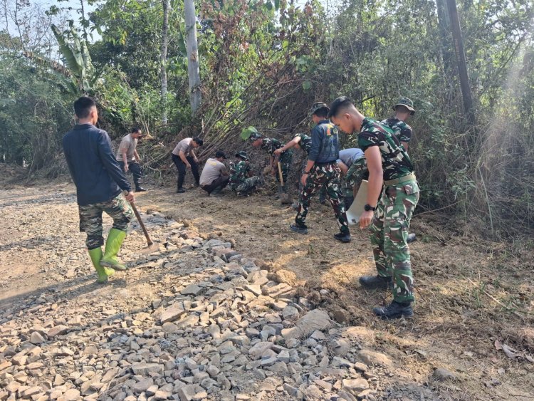 SATGAS TMMD KE-129 KODIM 0601/PANDEGLANG TERUS GENJOT PEKERJAAN DI HARI KE-22 DEMI PERCEPAT PEMBANGUNAN INFRASTRUKTUR DESA