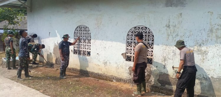 Anggota Satgas TMMD Ke-129 Kodim 0601/Pandeglang Laksanakan Perehaban Masjid sebagai Sasaran Tambahan Fisik TMMD di Desa Pasirgadung