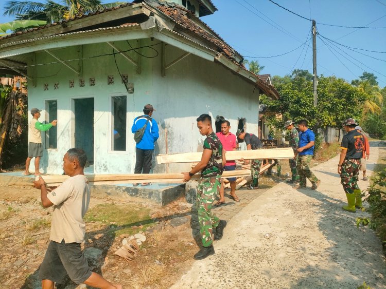 Satgas TMMD ke-129 Bersama Warga Gotong Royong Rehab Mushola di Kampung Babakan Kaju