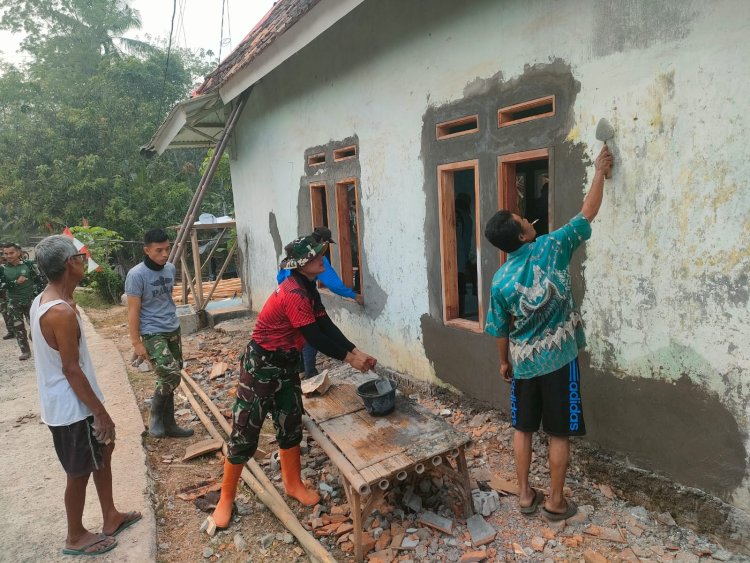 Satgas TMMD ke-129 Kodim 0601/Pandeglang Bersama Warga Terus Genjot Perehaban Mushola di Kampung Babakan Kaju
