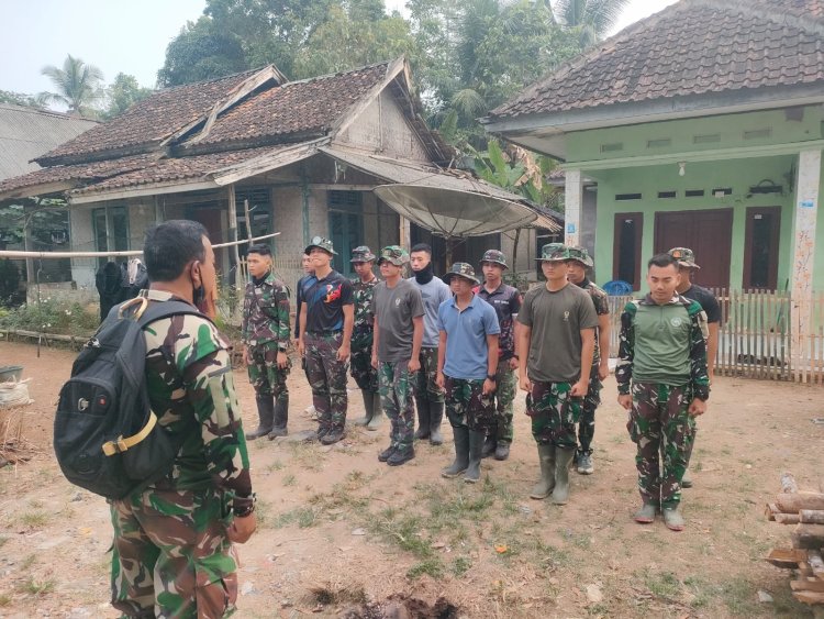 JELANG PELAKSANAAN SASARAN TAMBAHAN FISIK, SATGAS TMMD KE-129 KODIM 0601/PANDEGLANG GELAR APEL DI DEPAN LOKASI KEGIATAN