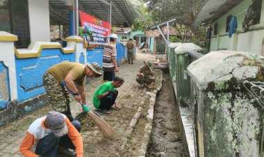 Tak Hanya Menjaga Keamanan, Koramil 0111/Pagelaran Hadir Bersama Warga Lewat Aksi Peduli Lingkungan
